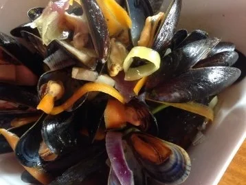 Rezept: Die Muschelzeit beginnt-lecker Miesmuscheln in Gemüse-Weißwein Sud Bild Nr. 2 Die Muschelzeit beginnt-lecker Miesmuscheln in Gemüse-Weißwein Sud - Rezept - Bild Nr. 2