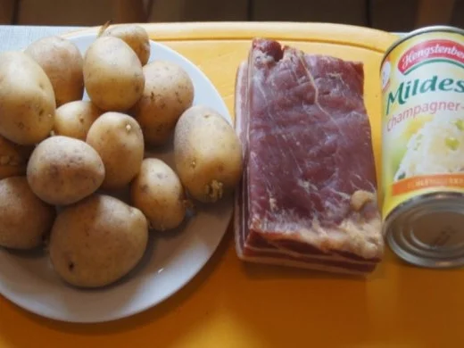 Geräucherter durchwachsender Speck mit Champagner-Kraut, Kartoffeln und Sauce - Rezept - Bild Nr. 2