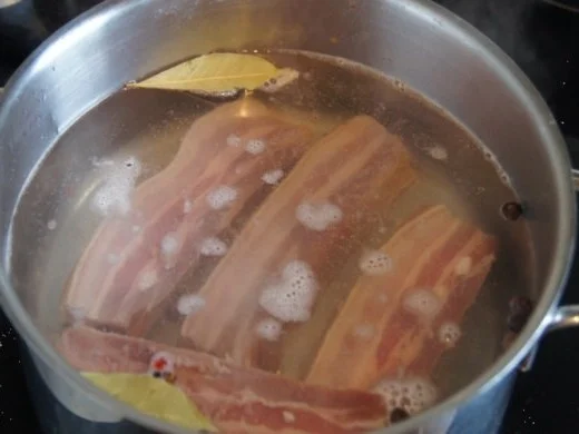 Geräucherter durchwachsender Speck mit Champagner-Kraut, Kartoffeln und Sauce - Rezept - Bild Nr. 4