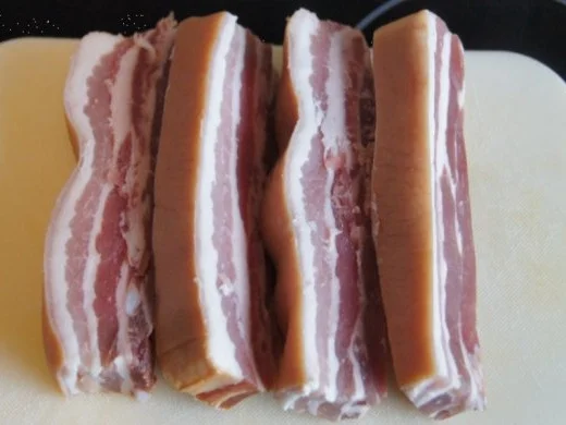 Geräucherter durchwachsender Speck mit Champagner-Kraut, Kartoffeln und Sauce - Rezept - Bild Nr. 3