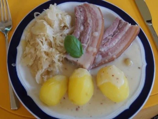 Geräucherter durchwachsender Speck mit Champagner-Kraut, Kartoffeln und Sauce - Rezept - Bild Nr. 7