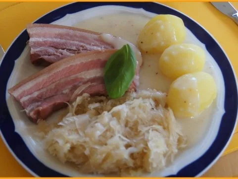 Geräucherter durchwachsender Speck mit Champagner-Kraut, Kartoffeln und Sauce - Rezept