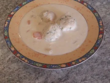 Gebundene Hühnersuppe mit Bröselklößchen - Rezept