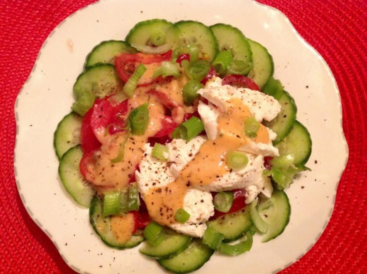 Bilder für Tomaten-Gurken-Salat mit Mozzarella und Cherimoya-Dressing - Rezept