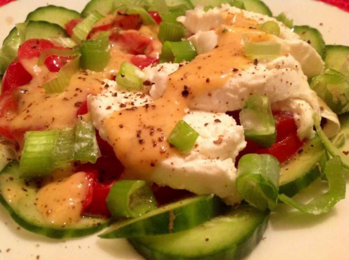 Tomaten-Gurken-Salat mit Mozzarella und Cherimoya-Dressing - Rezept - Bild Nr. 2