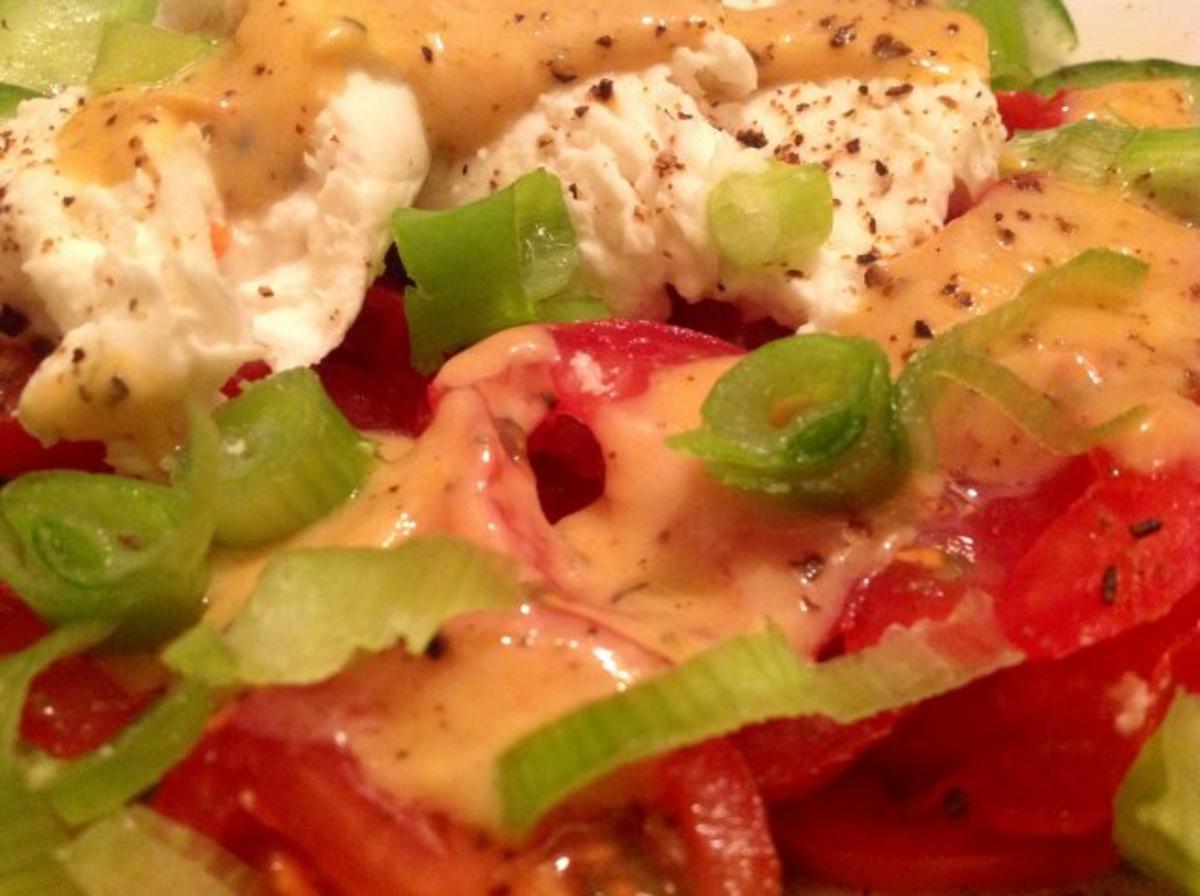 Tomaten-Gurken-Salat mit Mozzarella und Cherimoya-Dressing - Rezept - Bild Nr. 3