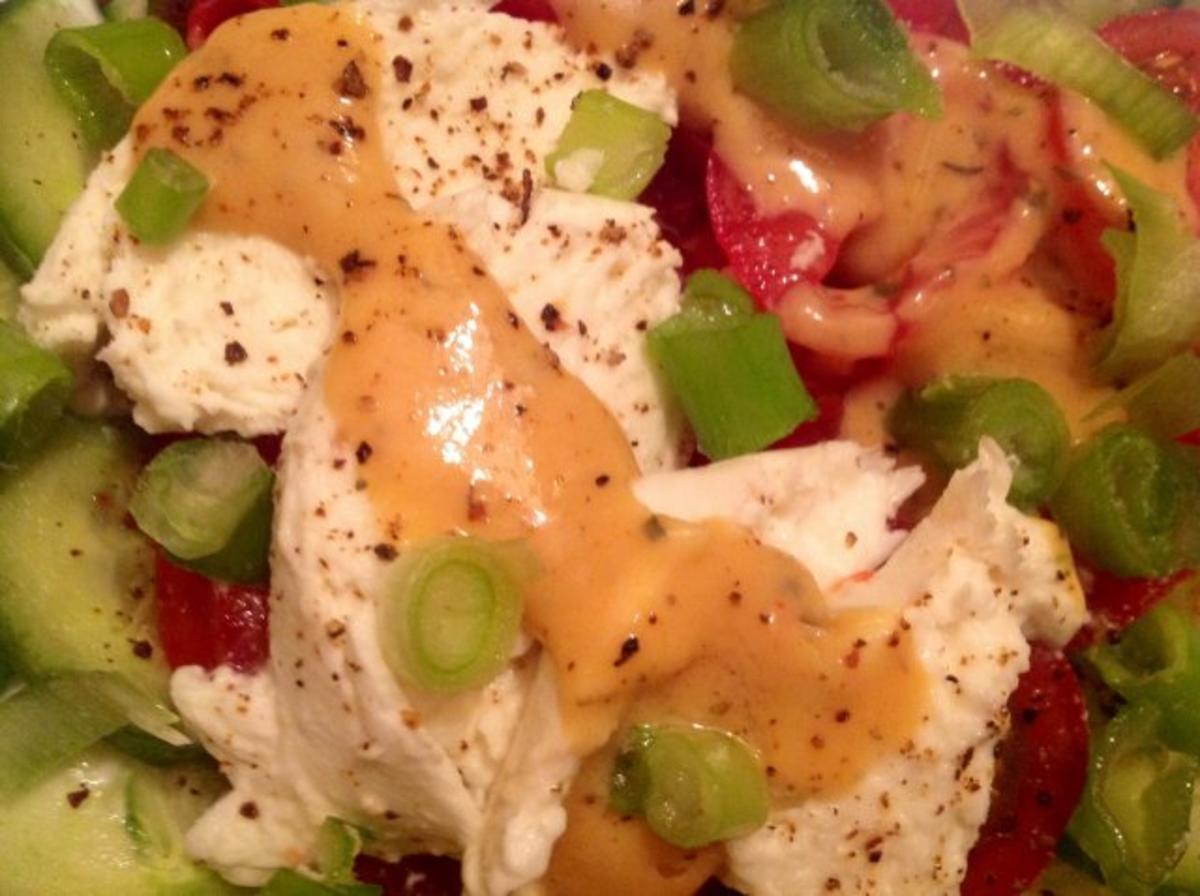 Tomaten-Gurken-Salat mit Mozzarella und Cherimoya-Dressing - Rezept - Bild Nr. 4