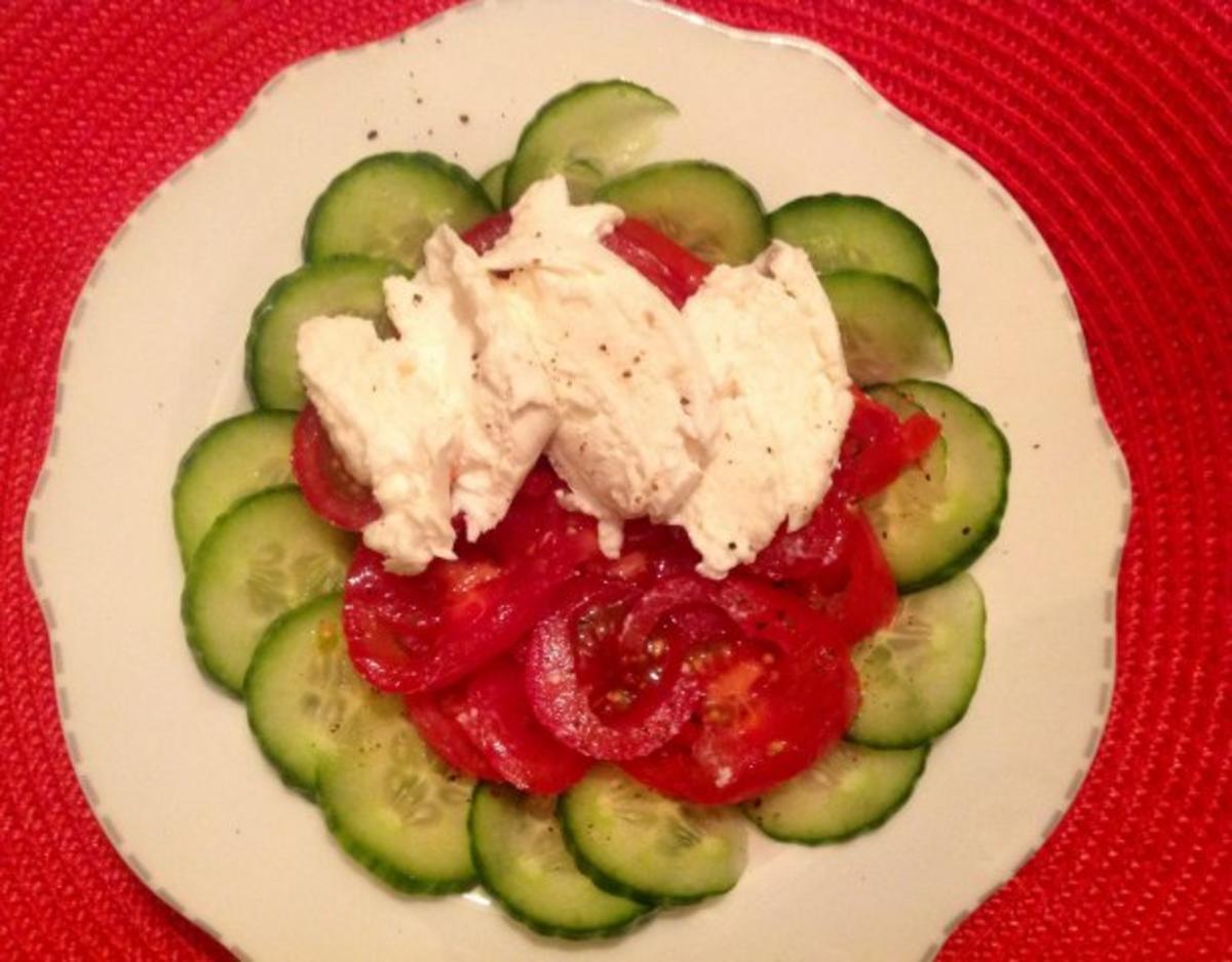 Tomaten-Gurken-Salat mit Mozzarella und Cherimoya-Dressing - Rezept ...