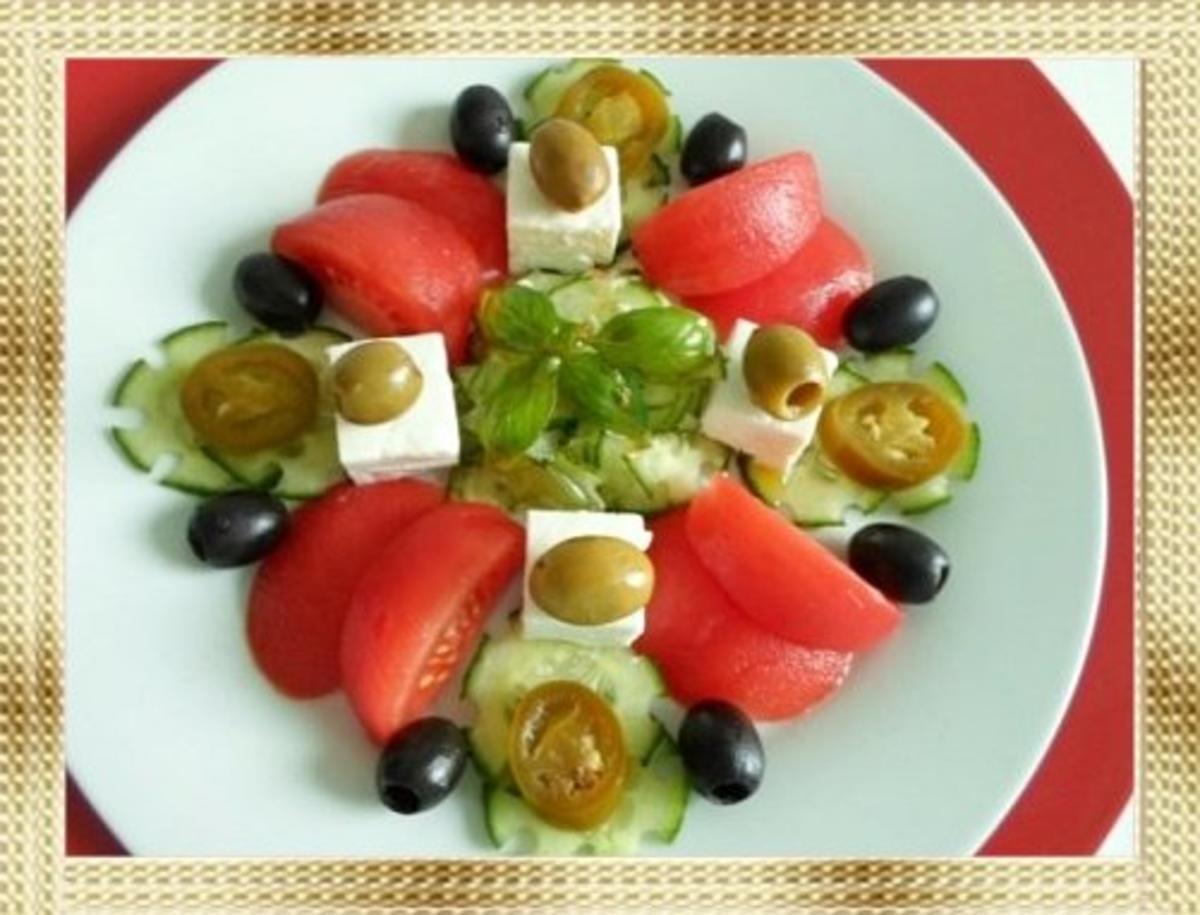 Schafskäse Salat mit Italienischer Kräuter- Vinaigrette nappiert. - Rezept