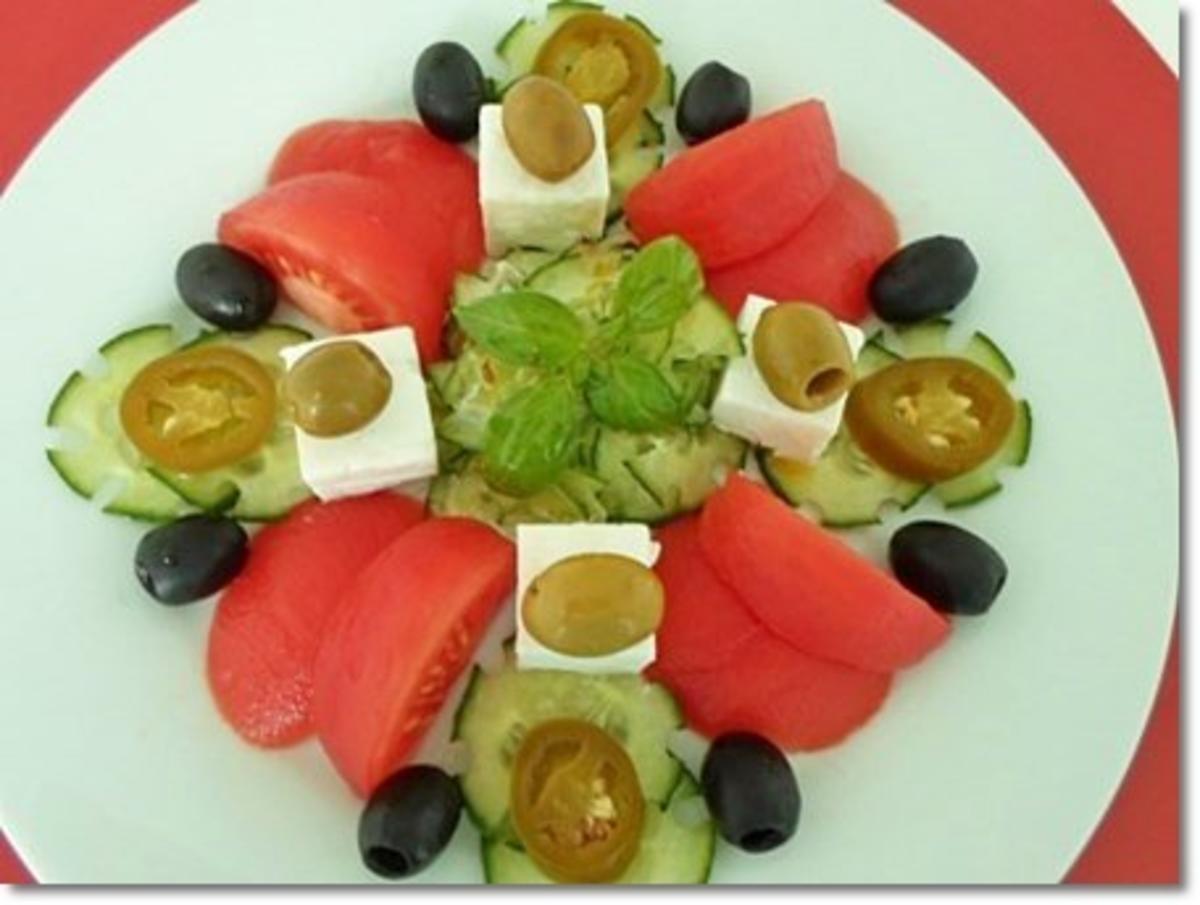 Schafskäse Salat mit Italienischer Kräuter- Vinaigrette nappiert. - Rezept - Bild Nr. 2