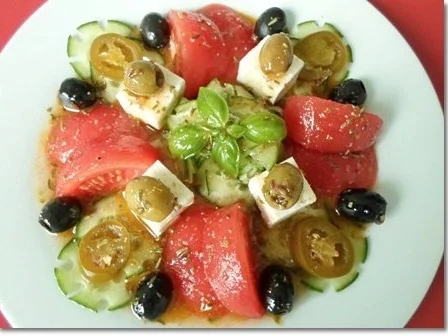 Schafskäse Salat mit Italienischer Kräuter- Vinaigrette nappiert. - Rezept - Bild Nr. 3