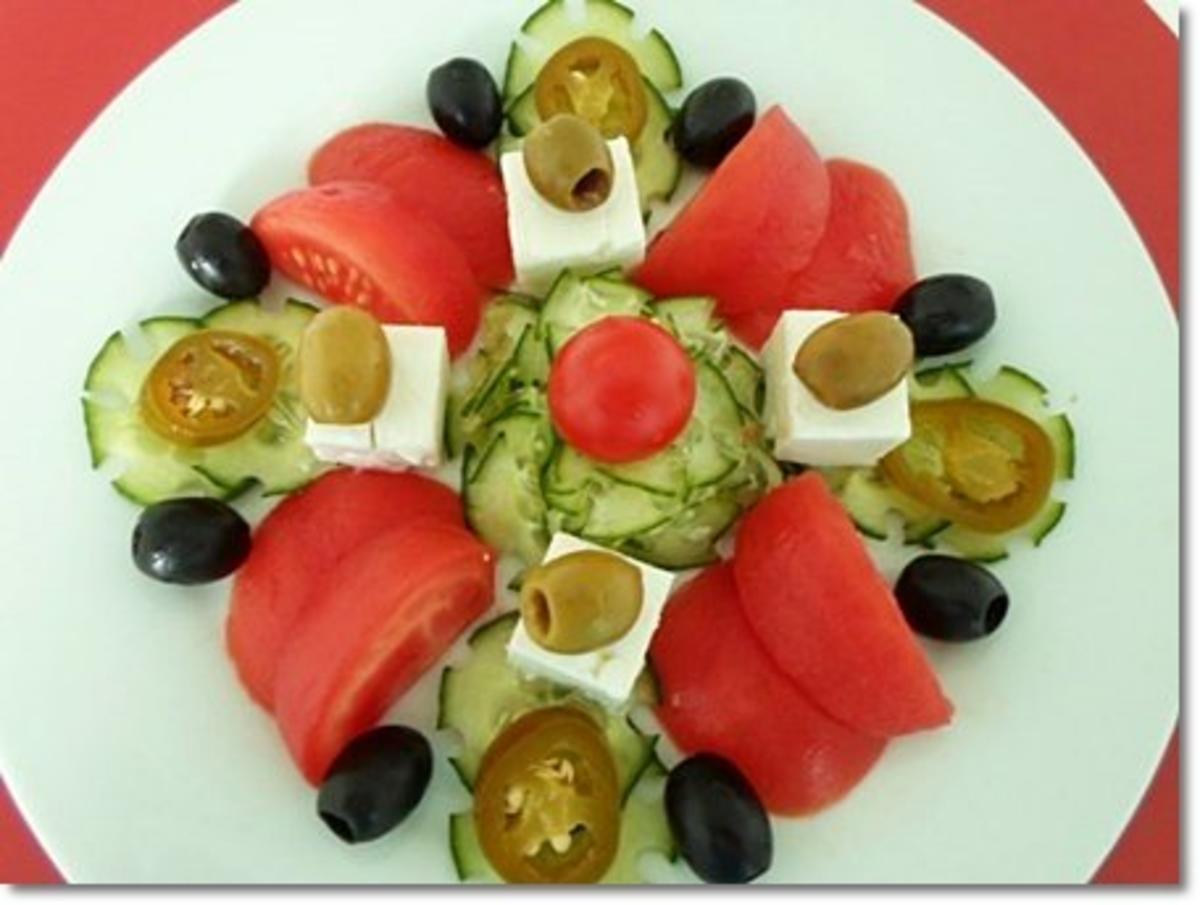 Schafskäse Salat mit Italienischer Kräuter- Vinaigrette nappiert. - Rezept - Bild Nr. 24