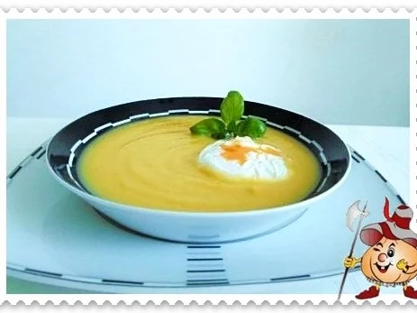 Rezept: Herbstliche Gemüsecremesuppe mit pochiertem Ei Herbstliche Gemüsecremesuppe mit pochiertem Ei - Rezept