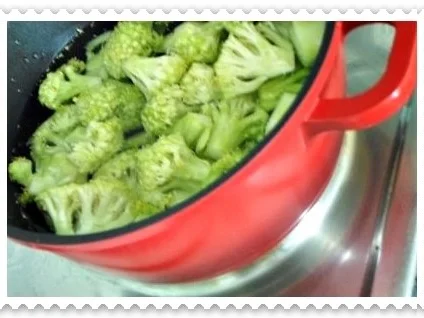 Rezept: Herbstliche Gemüsecremesuppe mit pochiertem Ei Bild Nr. 5 Herbstliche Gemüsecremesuppe mit pochiertem Ei - Rezept - Bild Nr. 5