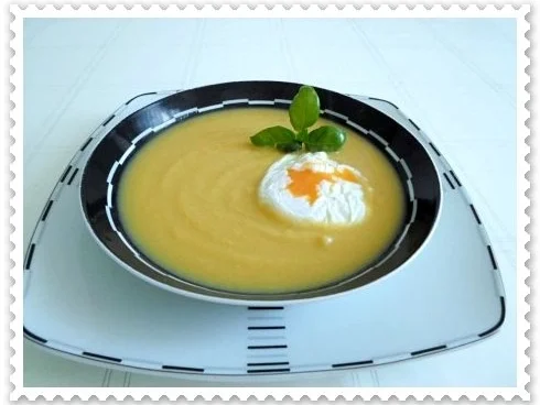 Rezept: Herbstliche Gemüsecremesuppe mit pochiertem Ei Bild Nr. 13 Herbstliche Gemüsecremesuppe mit pochiertem Ei - Rezept - Bild Nr. 13