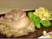 Deftiges Eisbein auf Sauerkrautbett mit Kartoffel - Zwiebelstampf - Rezept