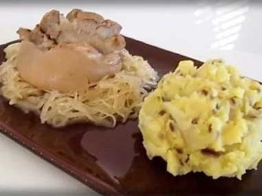 Rezept: Deftiges Eisbein auf Sauerkrautbett mit Kartoffel - Zwiebelstampf Bild Nr. 2 Deftiges Eisbein auf Sauerkrautbett mit Kartoffel - Zwiebelstampf - Rezept - Bild Nr. 2