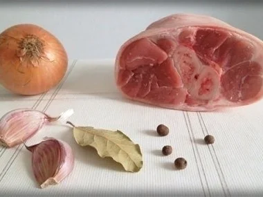 Rezept: Deftiges Eisbein auf Sauerkrautbett mit Kartoffel - Zwiebelstampf Bild Nr. 3 Deftiges Eisbein auf Sauerkrautbett mit Kartoffel - Zwiebelstampf - Rezept - Bild Nr. 3