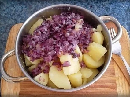 Rezept: Deftiges Eisbein auf Sauerkrautbett mit Kartoffel - Zwiebelstampf Bild Nr. 7 Deftiges Eisbein auf Sauerkrautbett mit Kartoffel - Zwiebelstampf - Rezept - Bild Nr. 7