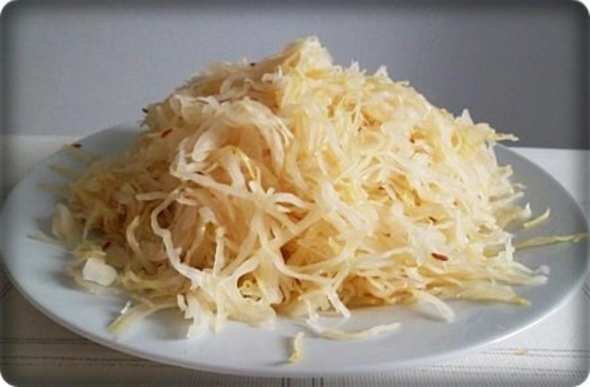 Deftiges Eisbein auf Sauerkrautbett mit Kartoffel - Zwiebelstampf - Rezept - Bild Nr. 9