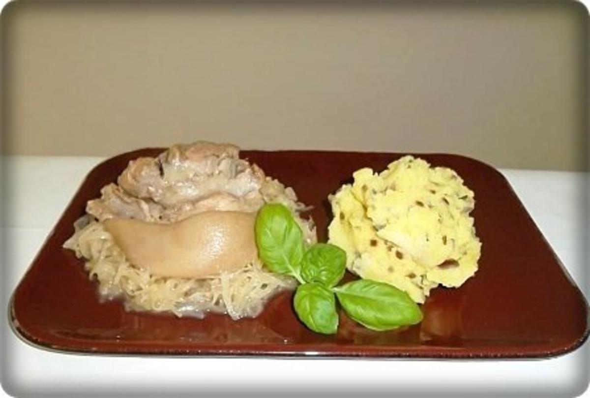 Deftiges Eisbein auf Sauerkrautbett mit Kartoffel - Zwiebelstampf - Rezept - Bild Nr. 14