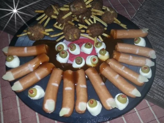 Rezept: Halloween Platte: Gruselfinger, Zombieaugen und Hexenspinnen Halloween Platte: Gruselfinger, Zombieaugen und Hexenspinnen - Rezept
