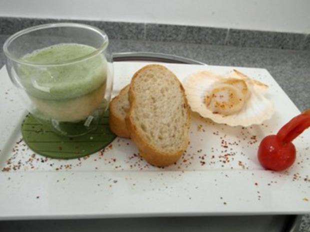 Weiße Tomatensuppe mit Basilikumschaum und Jakobsmuscheln