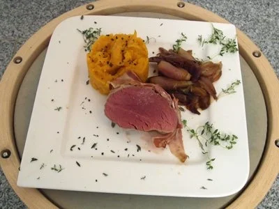 Rezept: Kalb im Schweinspelz auf Balsamico-Schalotten mit Süßkartoffelpüree Kalb im Schweinspelz auf Balsamico-Schalotten mit Süßkartoffelpüree - Rezept