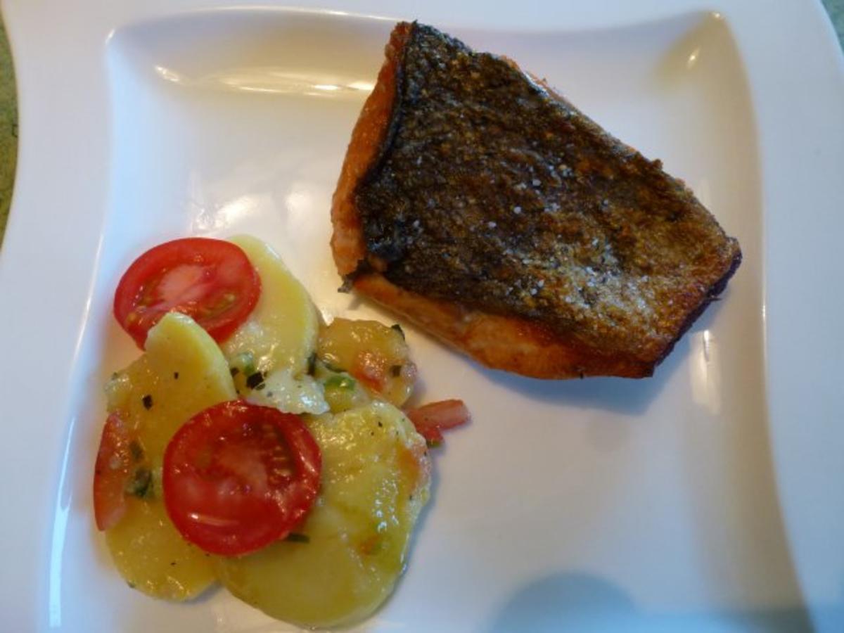 Lachs mit Kartoffelsalat - Rezept mit Bild - kochbar.de