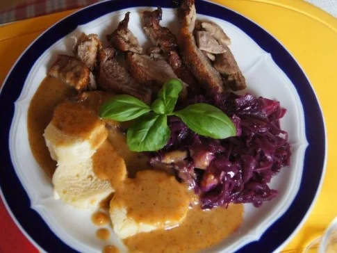 Knusperente mit Gourmet-Rotkohl à la Papa, tschechischen Knödel nach Ivanka - Rezept