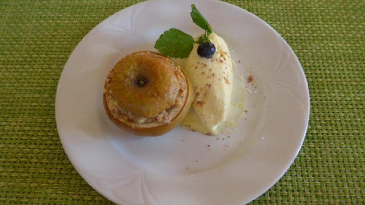 Dessert : Bratapfel mit Nüssen gefüllt an Budwig-Quark-Vanilie-Eis - Rezept - Bild Nr. 2