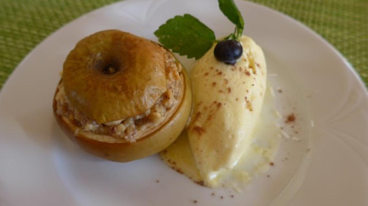 Dessert : Bratapfel mit Nüssen gefüllt an Budwig-Quark-Vanilie-Eis - Rezept
