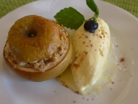 Rezept: Dessert : Bratapfel mit Nüssen gefüllt an Budwig-Quark-Vanilie-Eis Dessert : Bratapfel mit Nüssen gefüllt an Budwig-Quark-Vanilie-Eis - Rezept