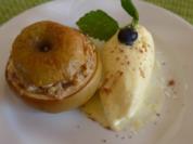 Dessert : Bratapfel mit Nüssen gefüllt an Budwig-Quark-Vanilie-Eis - Rezept