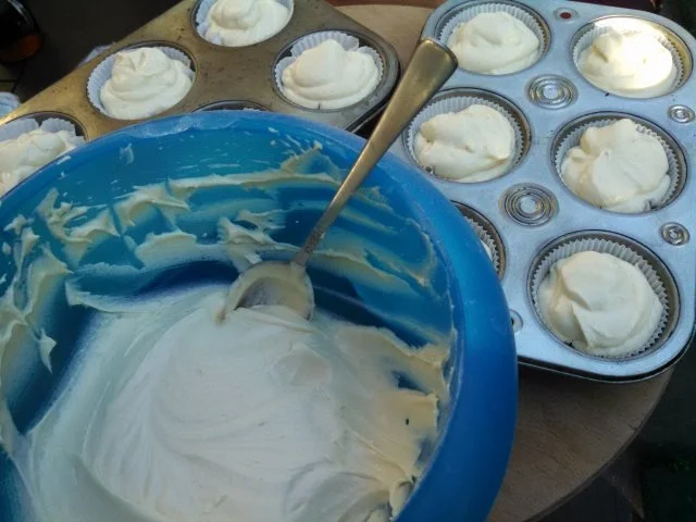Rezept: Vanille Cupcakes / Buttercreme Bild Nr. 4 Vanille Cupcakes / Buttercreme - Rezept - Bild Nr. 4