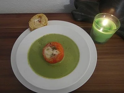 Basilikum-Schaum-Süppchen mit Tomaten-Mozzarella-Töpfchen - Rezept