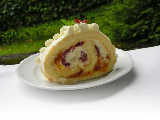 Bisquitrolle mit Goji-Beeren und Sahne - Rezept - Bild Nr. 3