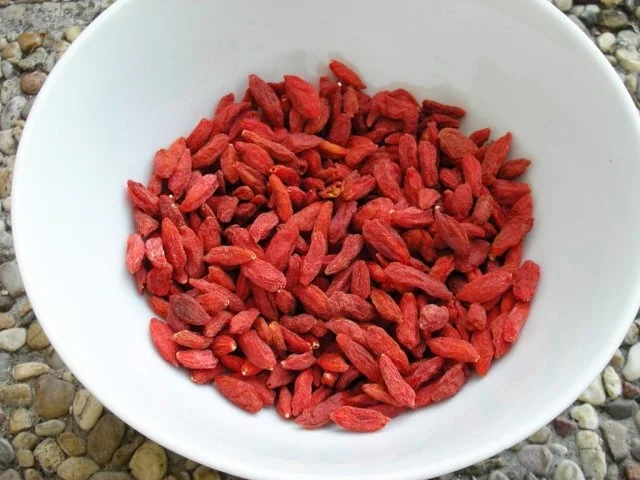 Bisquitrolle mit Goji-Beeren und Sahne - Rezept - Bild Nr. 5