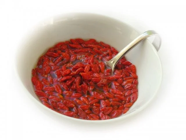 Bisquitrolle mit Goji-Beeren und Sahne - Rezept - Bild Nr. 6