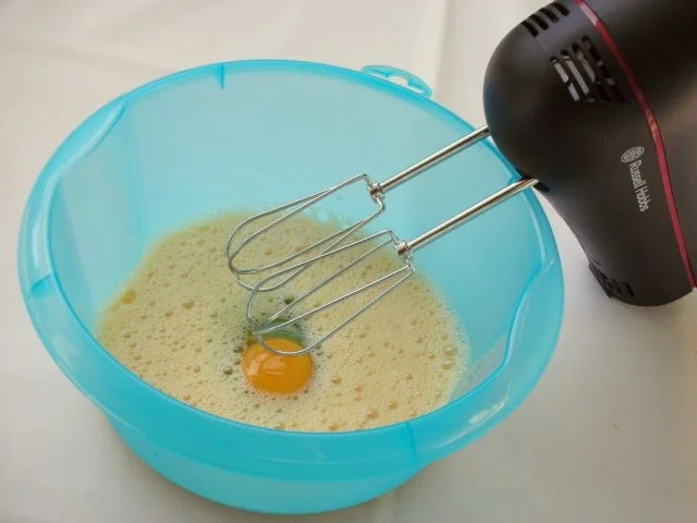 Bisquitrolle mit Goji-Beeren und Sahne - Rezept - Bild Nr. 7