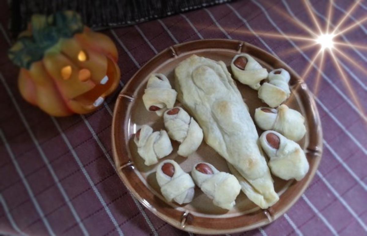 Bilder für Halloween: Wurst Mumien und gefüllte Särge - Rezept