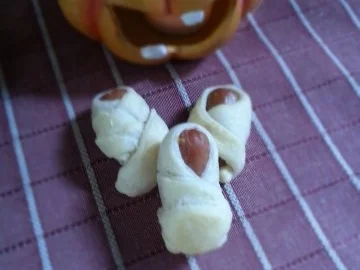 Rezept: Halloween: Wurst Mumien und gefüllte Särge Bild Nr. 2 Halloween: Wurst Mumien und gefüllte Särge - Rezept - Bild Nr. 2