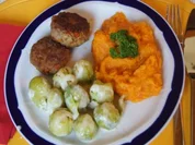 Kürbisbuletten mit Kürbispüree und Rosenkohl - Rezept