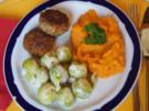 Kürbisbuletten mit Kürbispüree und Rosenkohl - Rezept