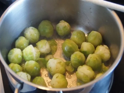 Kürbisbuletten mit Kürbispüree und Rosenkohl - Rezept - Bild Nr. 8