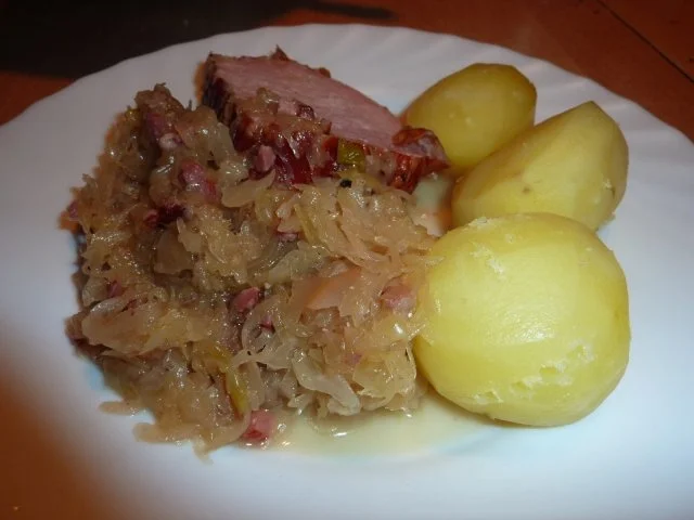 Rezept: FL/Schwein: Sauerkraut mit Kasseler FL/Schwein: Sauerkraut mit Kasseler - Rezept