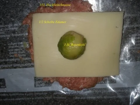 Fleisch: Frikadellen gefüllt mit Rosenkohl und Edamer, an einer Weißwein - Kapernsoße - Rezept - Bild Nr. 6