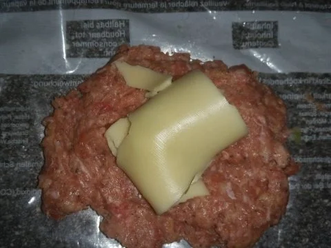 Fleisch: Frikadellen gefüllt mit Rosenkohl und Edamer, an einer Weißwein - Kapernsoße - Rezept - Bild Nr. 7