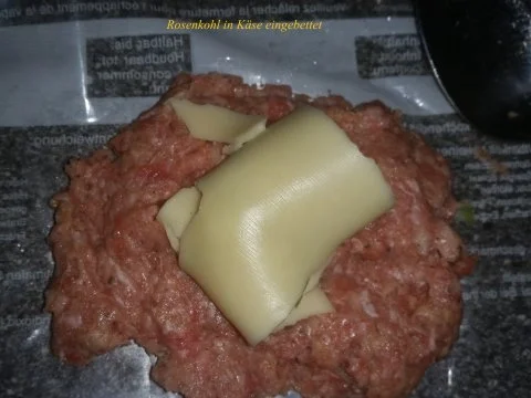 Fleisch: Frikadellen gefüllt mit Rosenkohl und Edamer, an einer Weißwein - Kapernsoße - Rezept - Bild Nr. 8