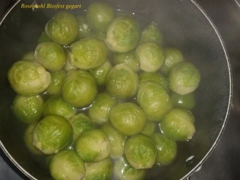 Fleisch: Frikadellen gefüllt mit Rosenkohl und Edamer, an einer Weißwein - Kapernsoße - Rezept - Bild Nr. 2